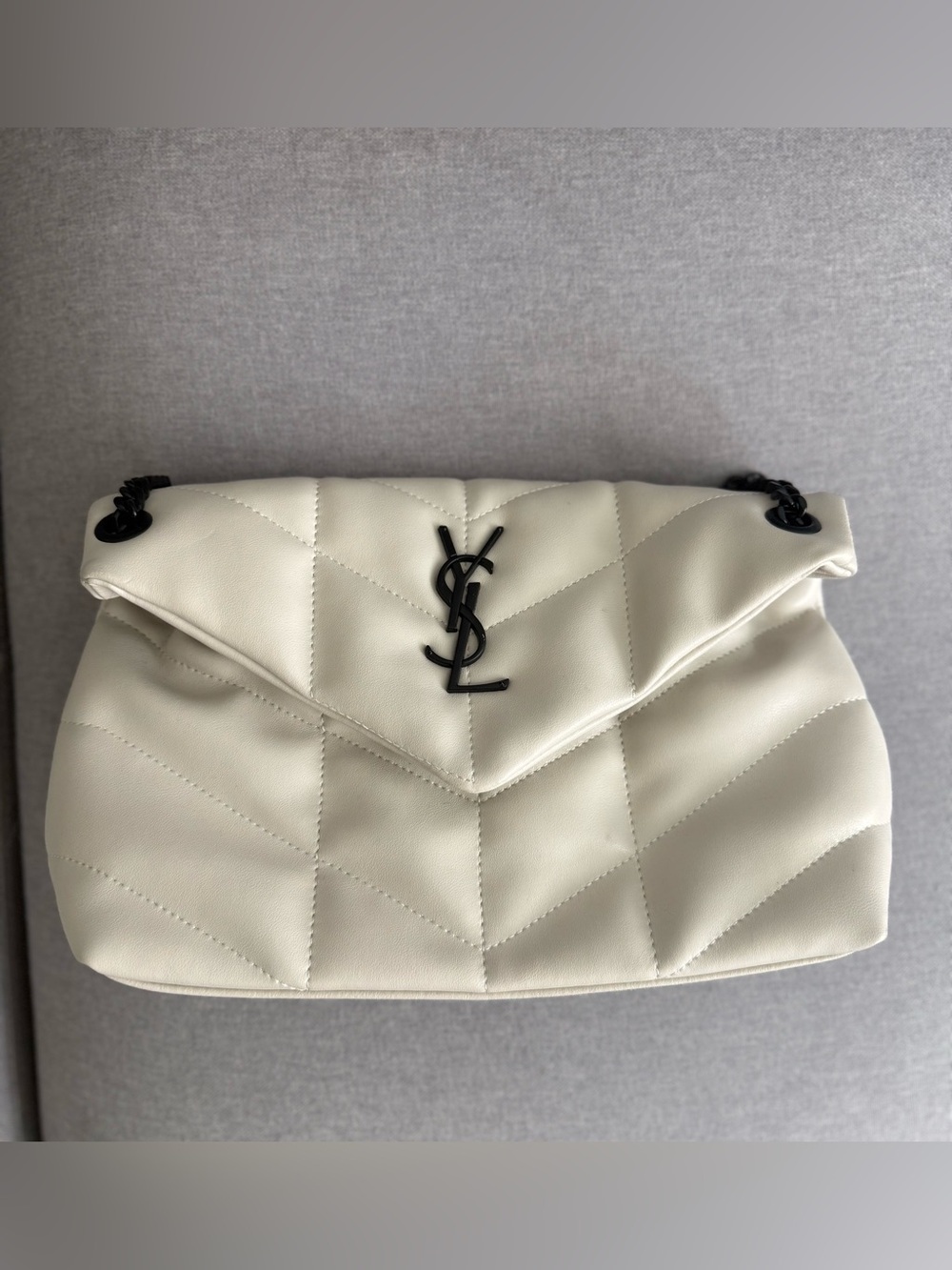Super cute BRAND NEW Quilted Leather Chain Shoulder Bag in Off-White